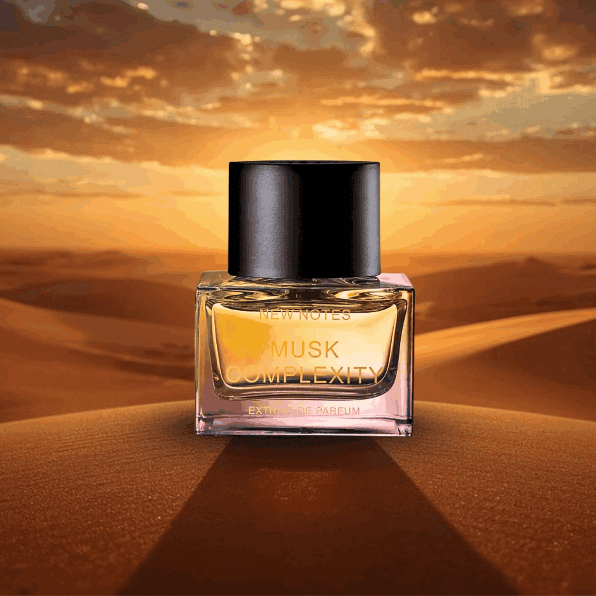 New Notes Musk Complexity parfüm sivatagi naplementében – prémium niche illatfotó.
