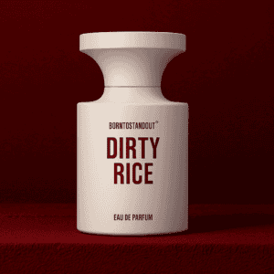 BornToStandOut Dirty Rice niche parfüm minimalista bézs üvegben, mély vörös háttéren.