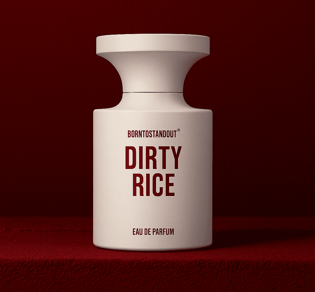 BornToStandOut Dirty Rice niche parfüm minimalista bézs üvegben, mély vörös háttéren.