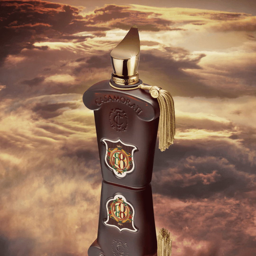 Csamoratí luxus parfüm üveg, arany díszítéssel, égő felhők háttérrel, Zeniche Parfüméria.